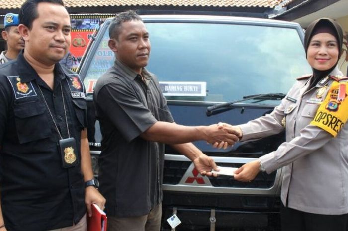 Polres Metro menyerahkan kendaraan yang dicuri kepada korban