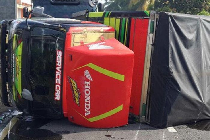 Truk pengangkut motor balap yang terlibat kecelakaan tunggal.