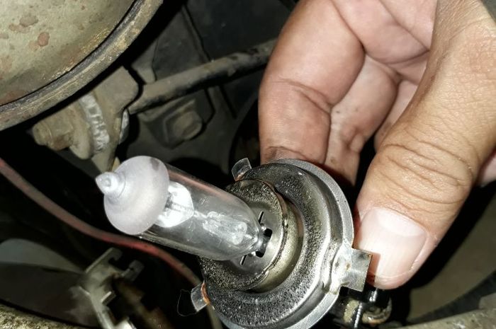 Bhlam Halogen jangan dipegang kacanya dan jangan sampai terkena air