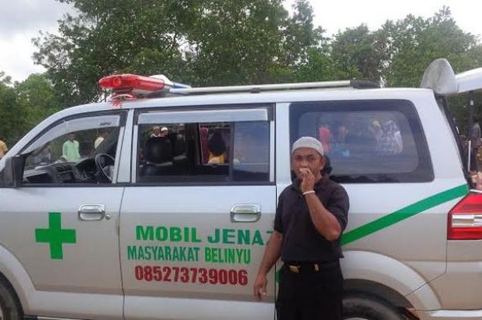 Ipung dan mobil jenazah milik masyarakat Belinyu yang dibawanya