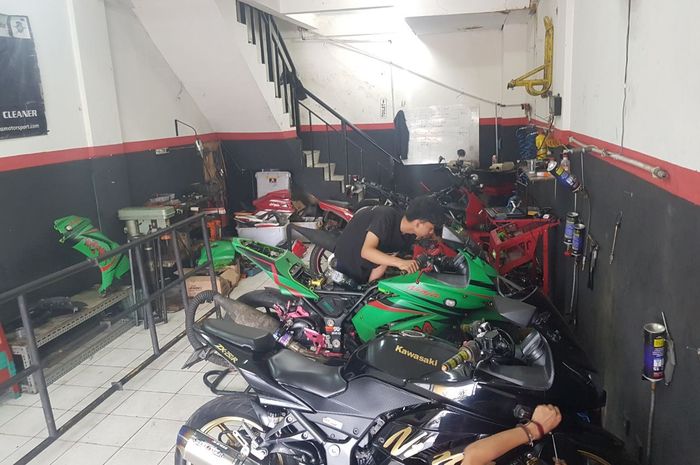 Bengkel Mins Motorsport yang  berlokasi di Ruko Grand Kalimas, Bekasi