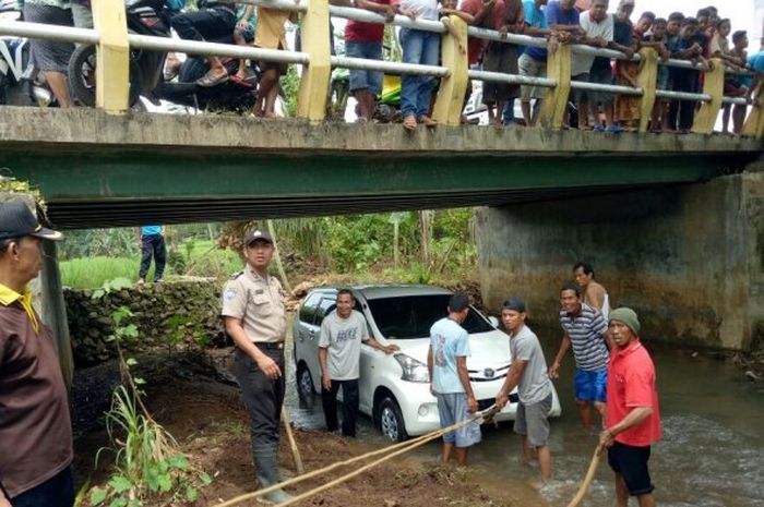 Mobil Avanza Jatuh ke Sungai di Jepara