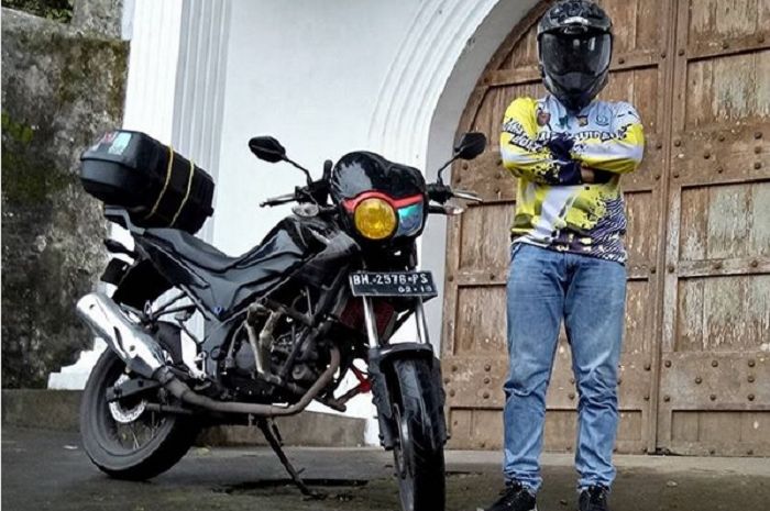 Honda CB150R StreetFire dengan lampu asimetris
