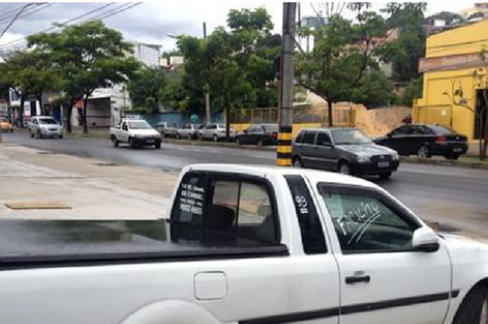 Mobil yang diparkir di trotoar di Brazil.