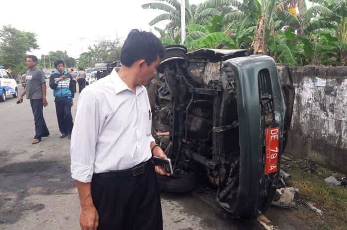 Mobil dinas milik Badan Pemeriksa Keuangan dan Pembangunan (BPKP) Provinsi Maluku mengalami kecelakaan di Jalan dr Leimena, tepatnya di Dusun Riangm Desa Tawiri, Kecamatan Teluk Ambon, Rabu (6/3/2018). Kecelakaan ini menyebabkan 3 orang meninggal dunia dan 4 lainnya terluka