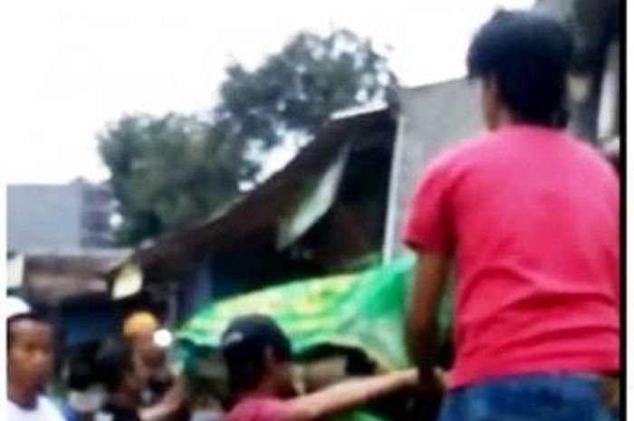 Warga Klapanunggal, Kabupaten Bogor Antarkan Jenazah Naik Motor Sampah