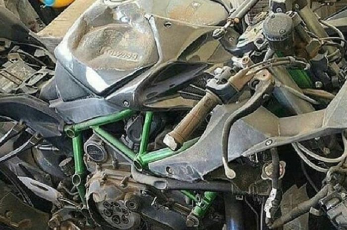 Harta karun super mahal, Kawasaki H2 teronggok rusak parah.