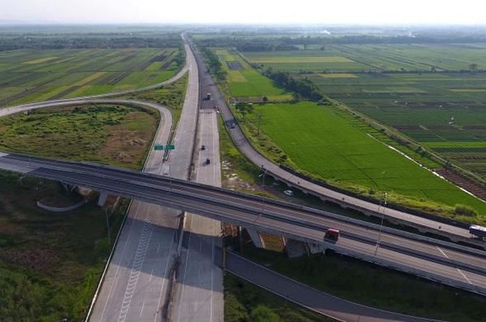 Foto dari udara suasana simpang susun Jalan Tol Pejagang-Pemalang, Ruas Pejagan-Brebes Timur. Ruas yang merupakan bagian dari tol Trans Jawa itu telah siap untuk mendukung kelancaran arus mudik Lebaran nanti.