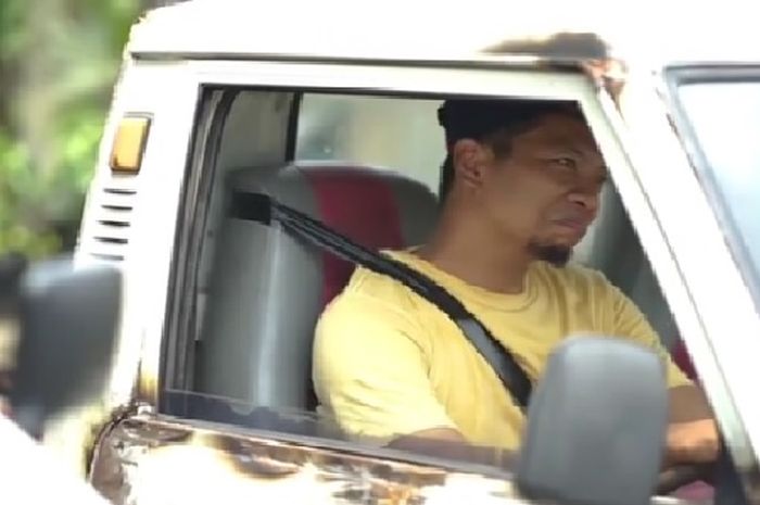 Pakai lakban pengganti sabuk pengaman