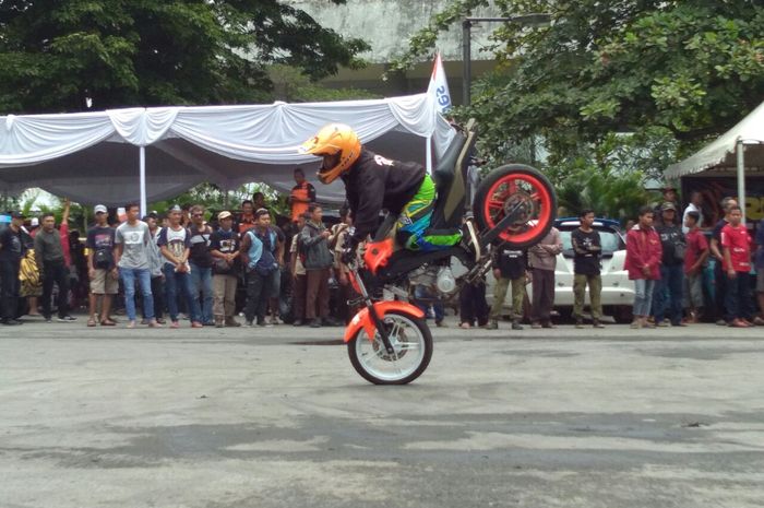 Aksi menegangkan moto freestyle di Otobursa Tumplek Blek