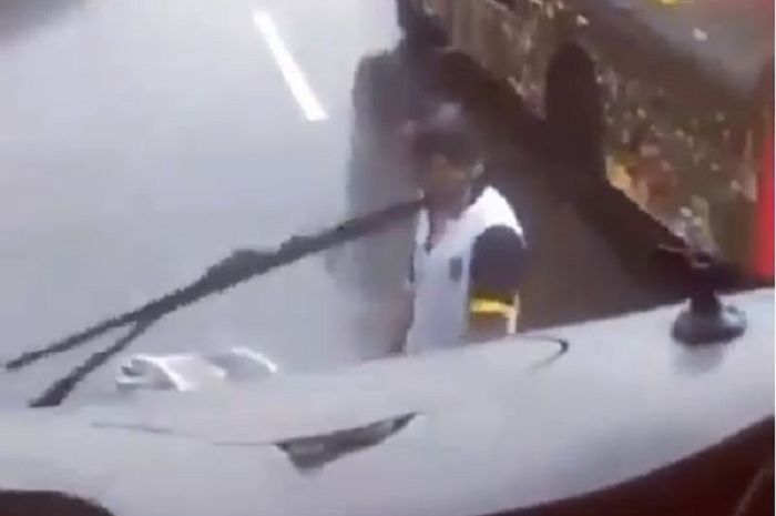 Bus Dicegat Pria Tidak Waras