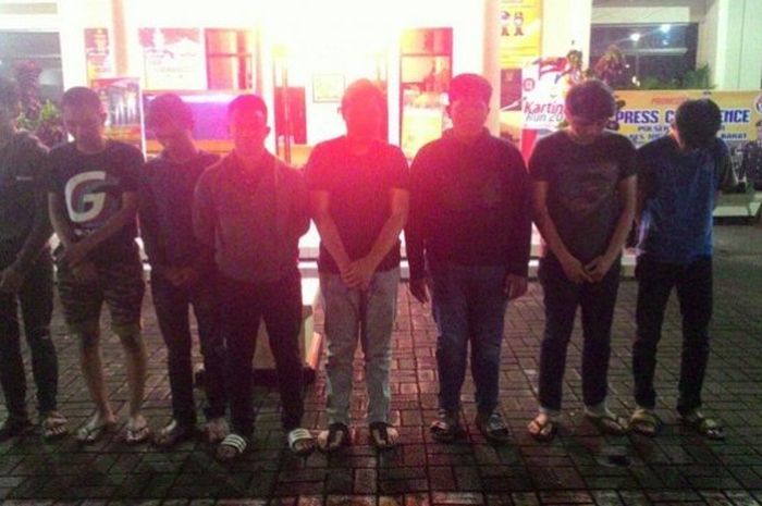 Delapan anggota berandalan geng bermotor di lokasi tawuran yang telah diamankan polisi, Minggu (11/3/2018)