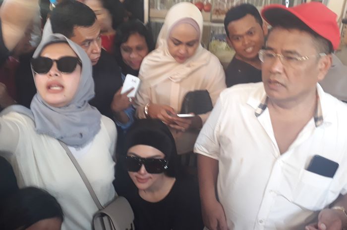 Syahrini temui Hotman Paris Hutapea di Kopi Jhony Kelapa Gading