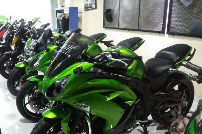 Unit Kawasaki yang di showroom moge seken RnJ Motorsport