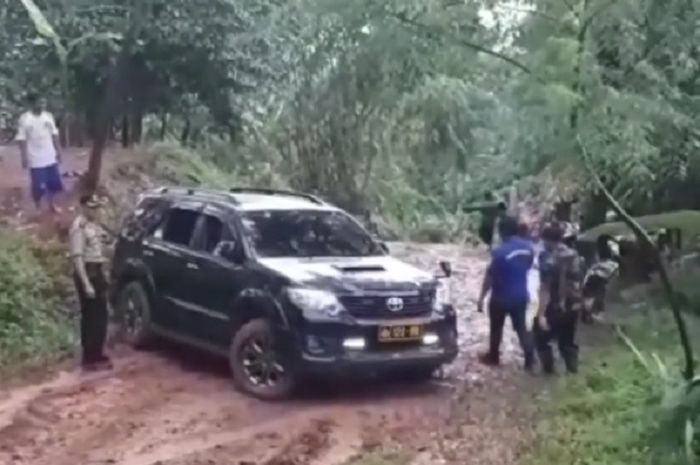 Toyota Fortuner yang melintir di trek off-road