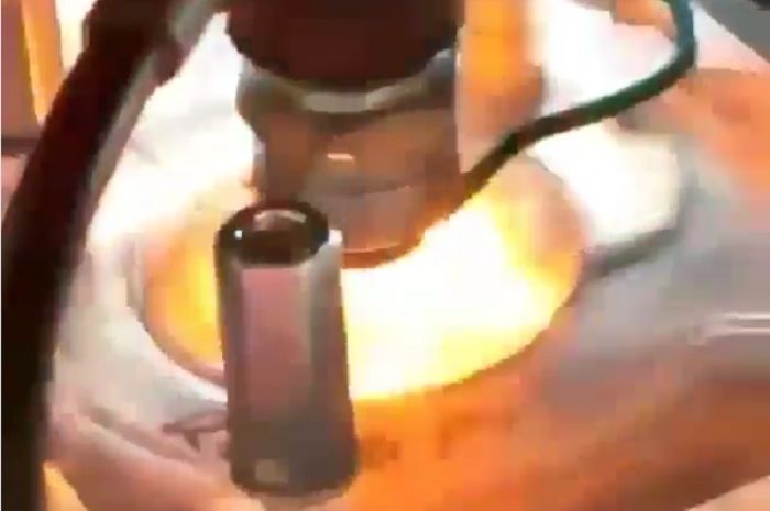 Pembakaran motor yang terlihat di luar kepala silinder