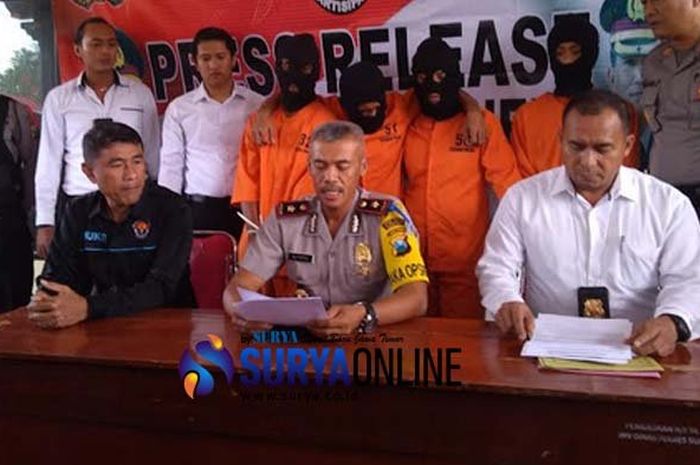 Wakapolres Sumenep Kompol Sutarno menggelar rilis perkara di Mapolres Sumenep, Senin (12/3/2018).   
