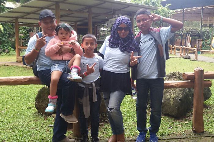 Sukwanto bersama istri dan ketiga anaknya  yang memiliki nama sama dengan nama mobil Toyota