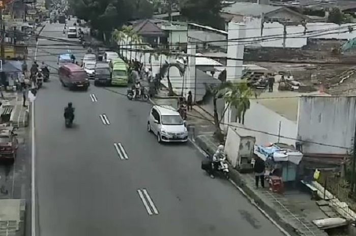 Pengendara Mobil Pribadi VS Sopir Angkot