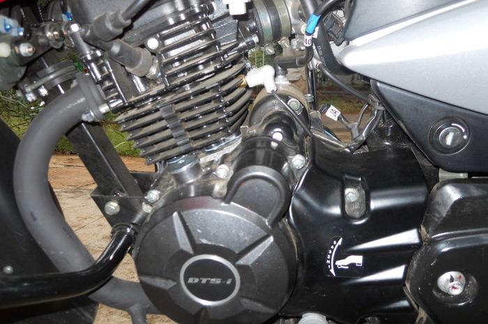 Asal suara berdenging dari mesin Bajaj Pulsar