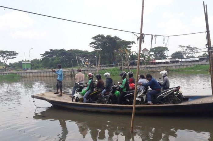 Cara yang dilakukan pemotor di Jakarta untuk hindari kemacetan dengan perahu eret