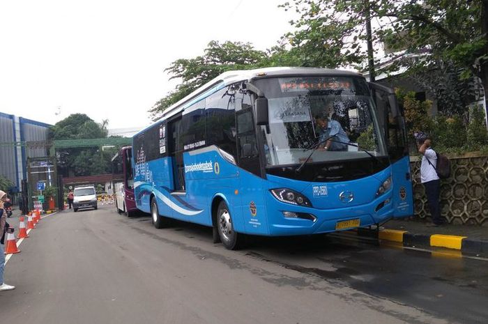 Bus Transjabodetabek Premium 