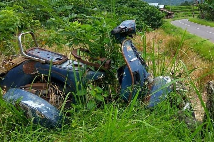 Motor tua, Vespa PX150 teronggok di pinggir jalan