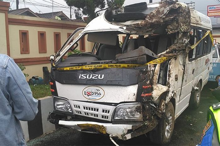 Isuzu Elf yang terlibat kecelakaan di Tanjakan Emen