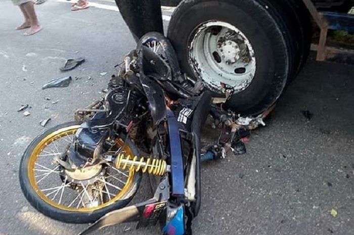 Motor terlindas truk di Tikungan Gendol, Tangen, Sragen