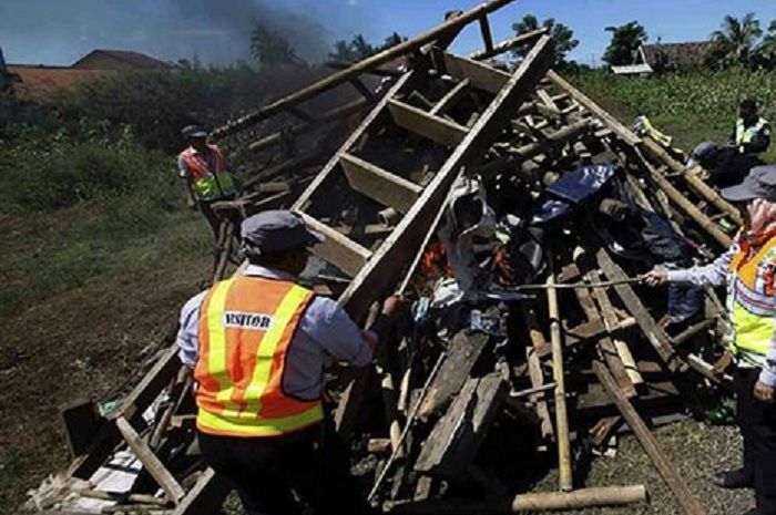 Ratusan tangga disita dan dibakar oleh ASTRA dan PJR