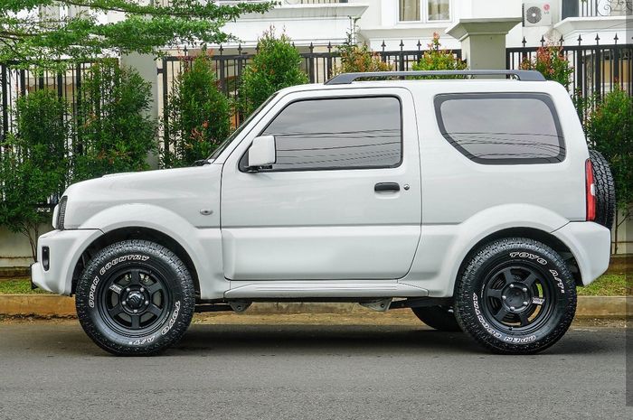 Ditengok dari samping pun Suzuki Jimny tetap gagah dan ganteng