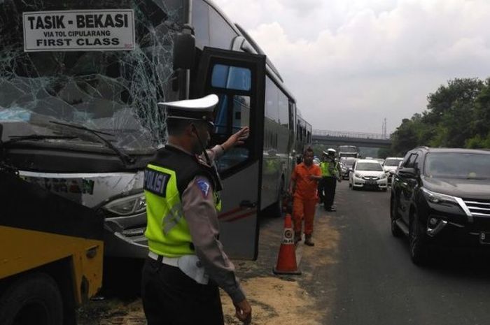 Kecelakaan beruntun terjadi di jalur Tol Cipularang KM 82, Purwakarta, Sabtu (17/3/2018), sekitar pukul 10.15 WIB.