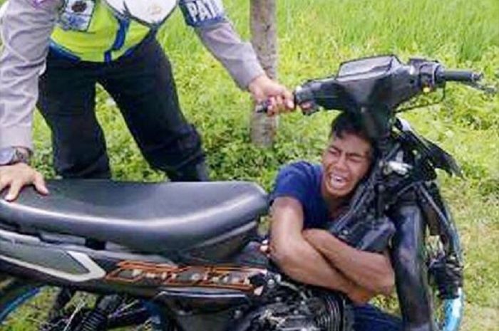 Adegan haru pemuda, motornya, dan polisi