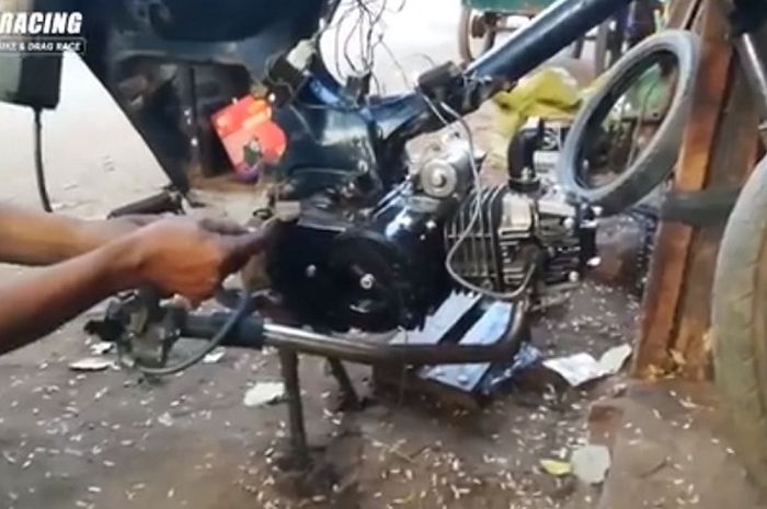 Motor Bebek dengan Karburator di Knalpot