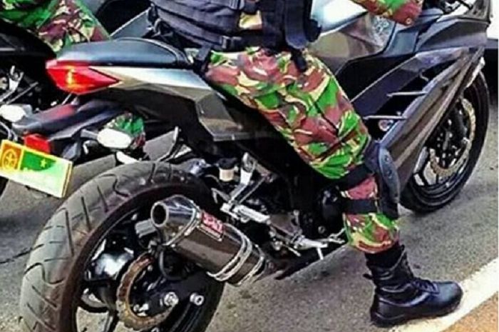 Anggota TNI naik Ninja 250 pakai knalpot brong, polisi berani menilang?