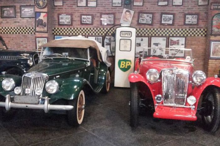 Deretan Mobil Kuno di Galeri Milik Hartawan Hauwke Setjodiningrat di Kawasan Kemang