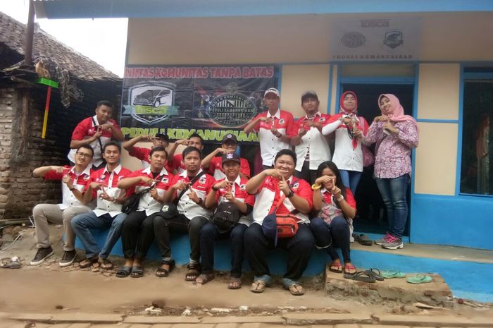Sesi foto bersama anggota TOSCA saat charity event di Pandeglang, Banten