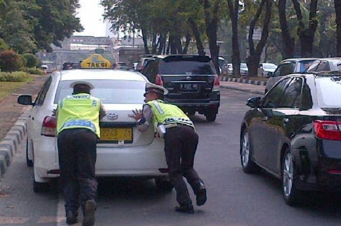 Ilustrasi Mobil Mogok