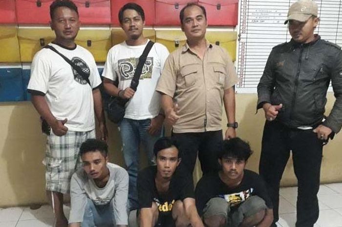 Tiga pencuri spesialis sepeda motor dibekuk warga di Kompleks Marinir Graha Pancoran Mas, Depok, Selasa (20/3/2018) sekira pukul 23.50.