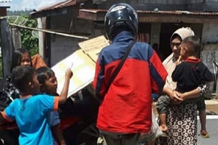 Tukang es krim keliling naik Honda CBR 150R