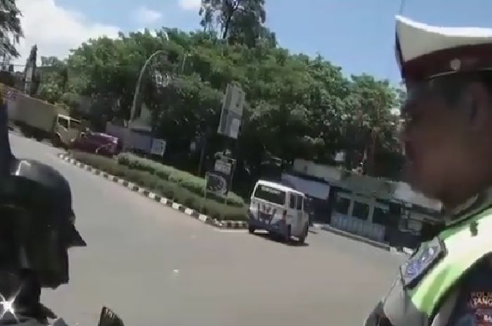 Pemotor asing serba hitam kena tilang polisi