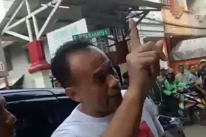 'Anggota DPRD DKI dari Fraksi Gerindra Fajar Sidik marah ketika mobilnya diderek, Kamis (22/3/2018) 