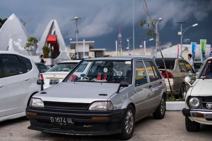 Toyota Starlet 1988 yang terkena bannir bandang di Bandung