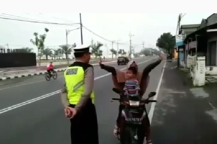 Seorang ibu marah-marah enggak terima distop polisi