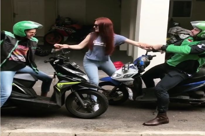 Bule cantik kebingungan memilih driver ojol