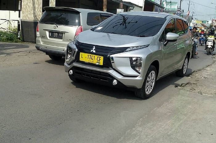 Mitsubishi Xpander dengan pelat nomor kuning