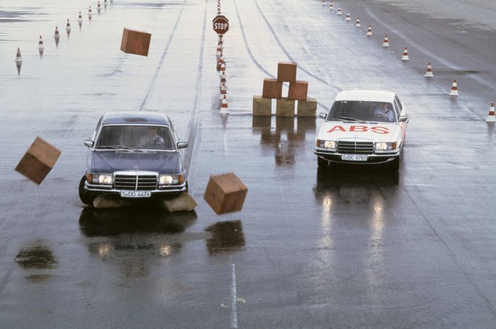 Aplikasi perdana sistem Antilock Braking System di Mercedes-Benz S-Class (W116) pada tahun 1978nti-Blockier-System (ABS) 1978 seine 