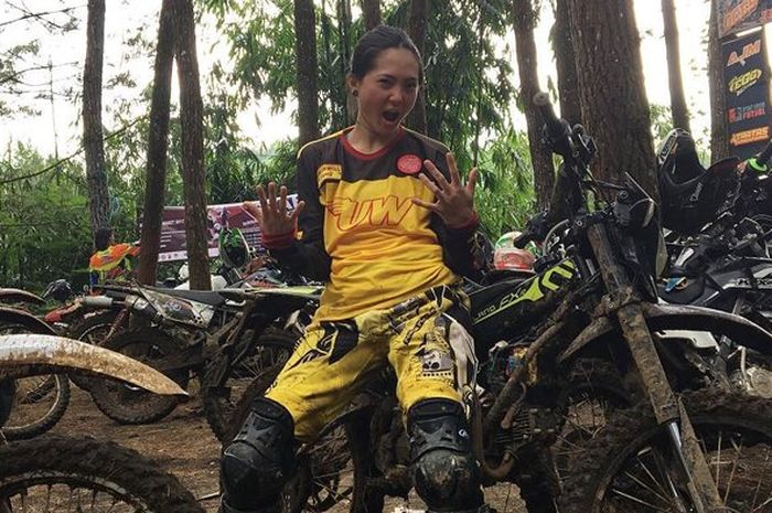 Poppy Sovia dan Motor Trail