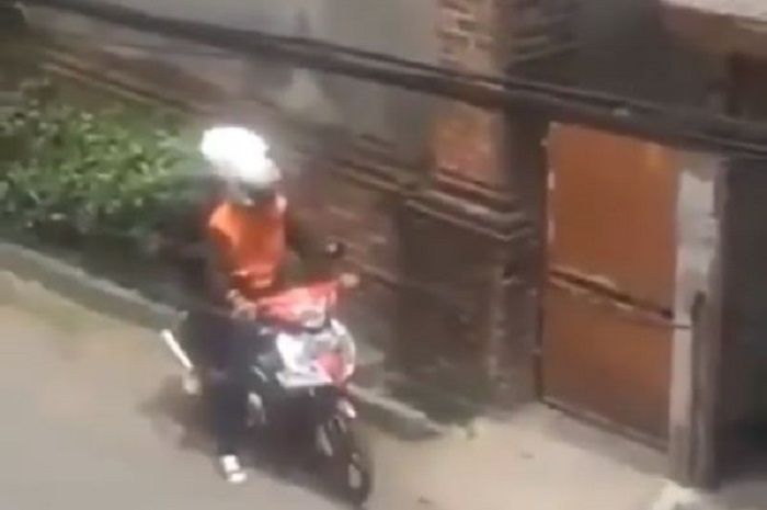 Pengendara Motor Kena Jebakan