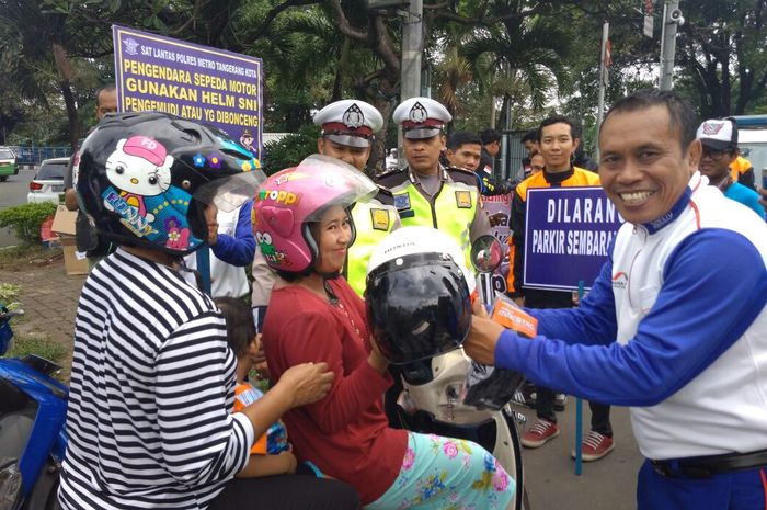 Perwakilan tim SRP Wahana berikan helm gratis kepada pengendara motor